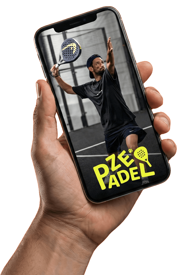 Main tenant un smartphone affichant l'application de réservation ZE PADEL