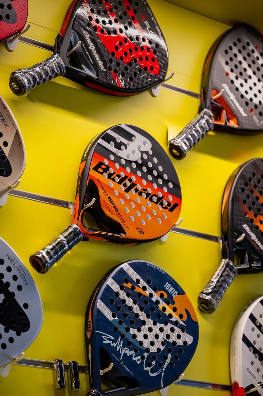 Mur de raquettes de padel du Pro Shop ZE PADEL à Boulbon