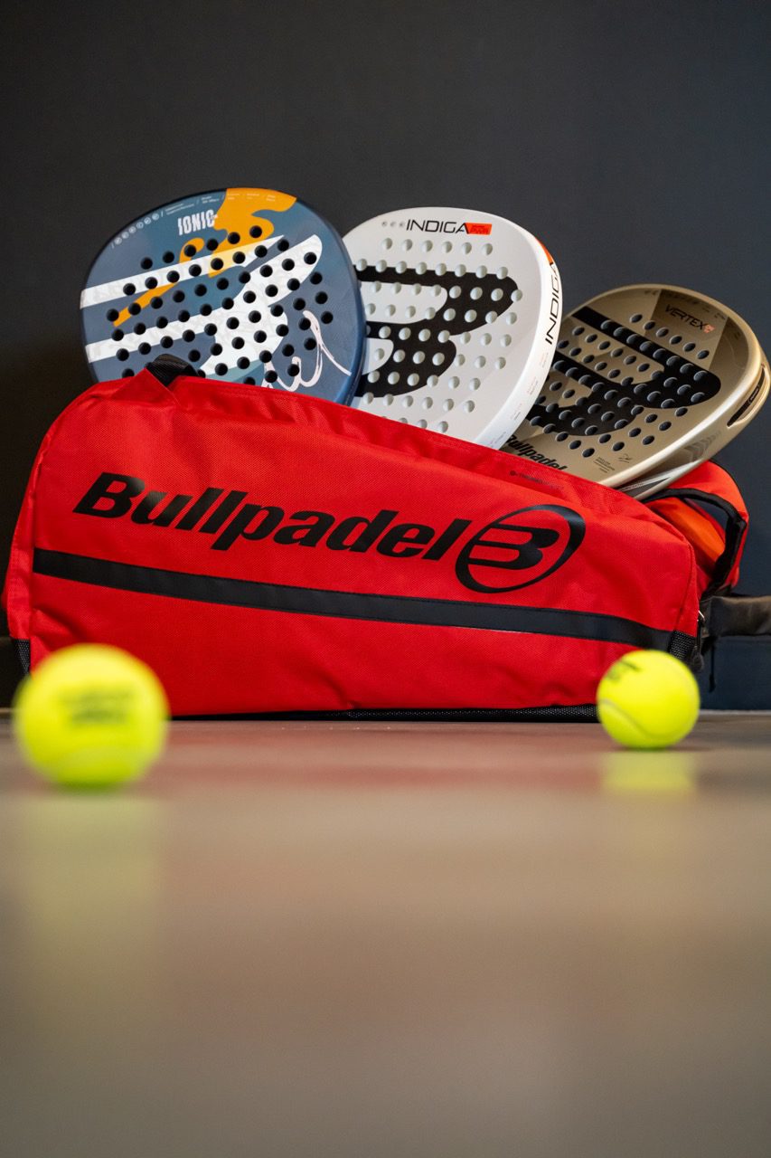 Sac de padel Bullpadel et raquettes vendus au Pro Shop ZE PADEL