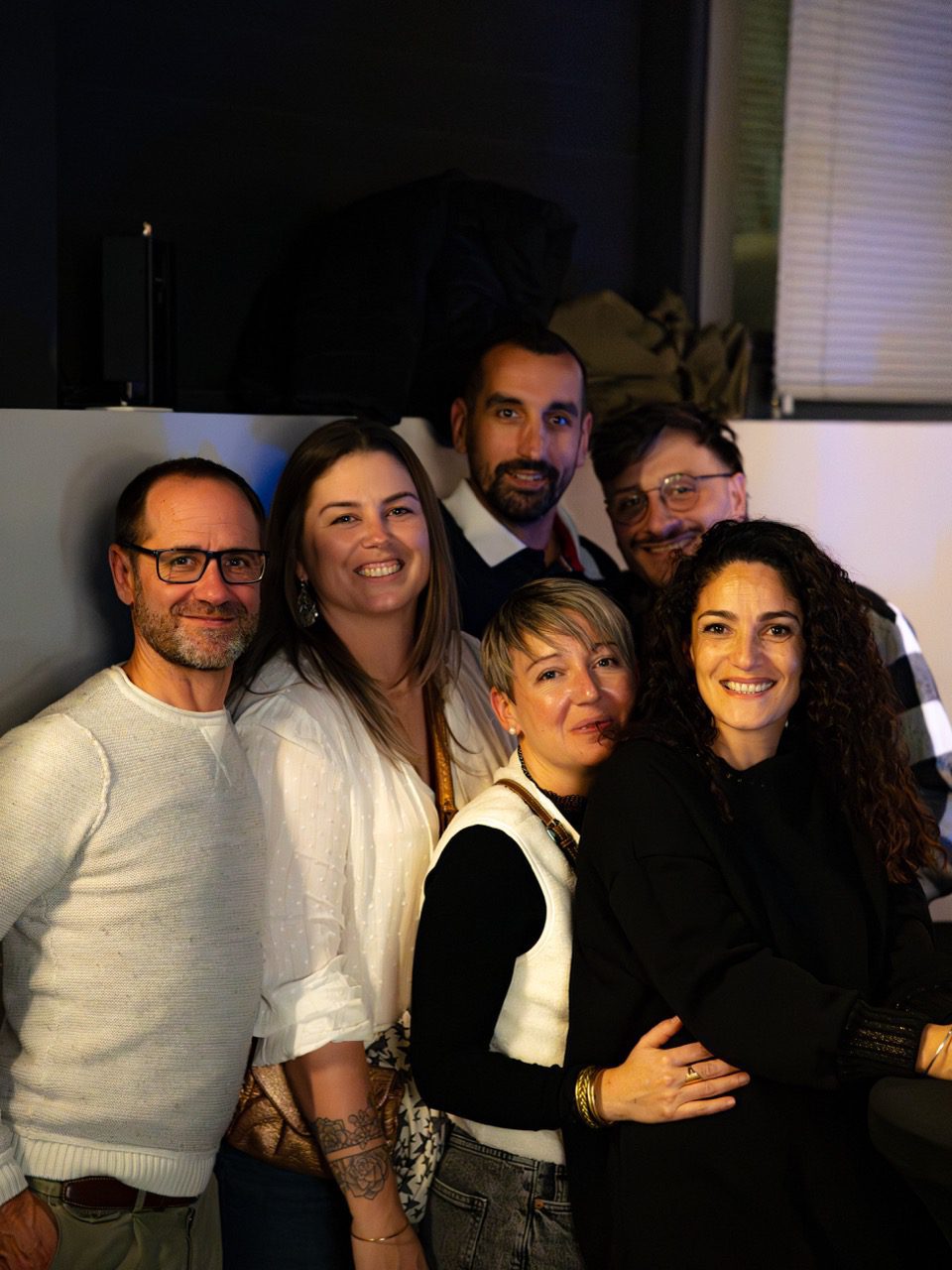 Groupe d'amis réunis pour un anniversaire au ZE PADEL Social Club