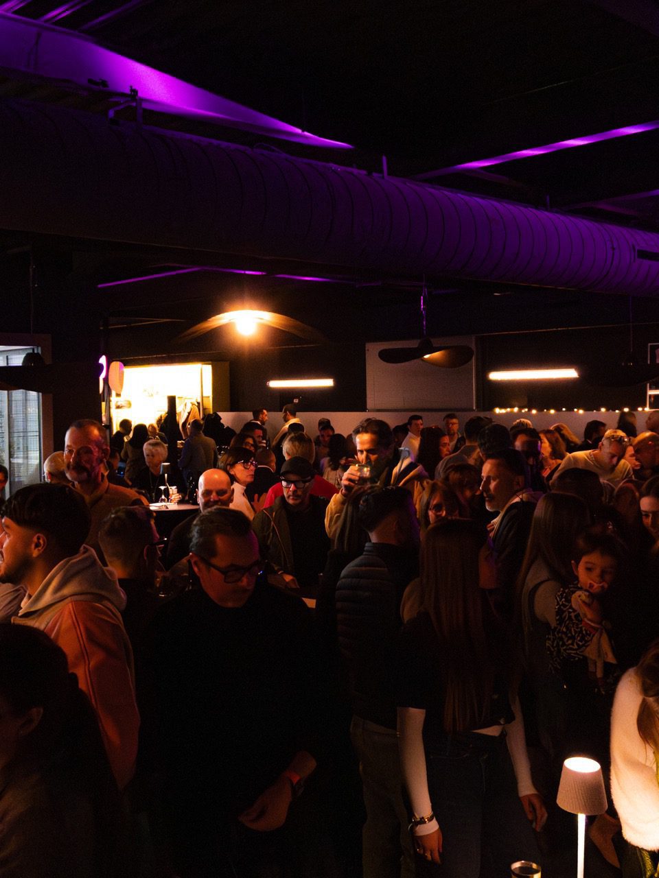 Foule réunie devant la scène lors d'une soirée privée au ZE PADEL Social Club