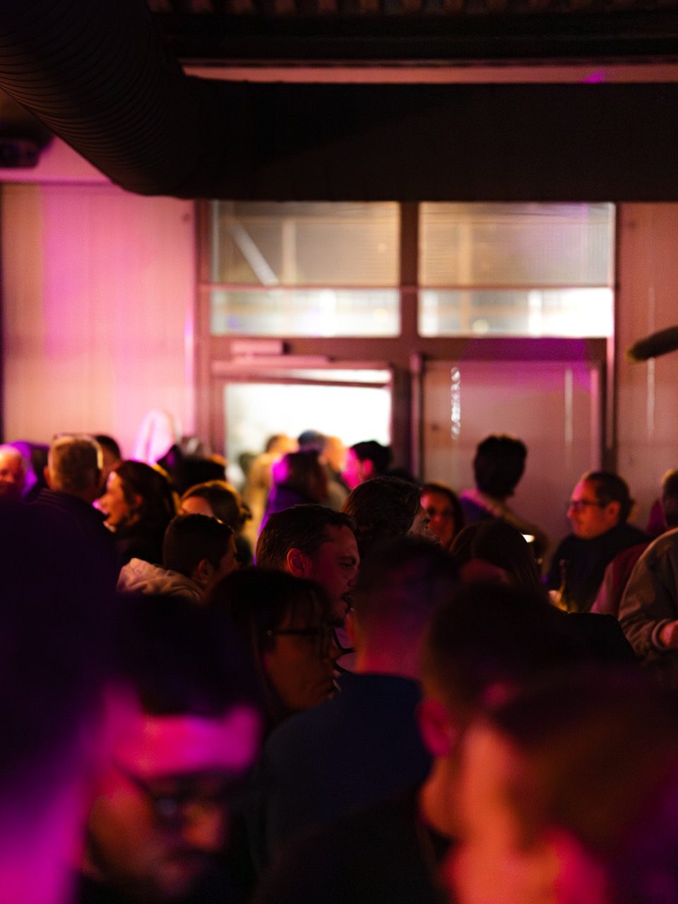 Ambiance de soirée dansante dans le club house ZE PADEL