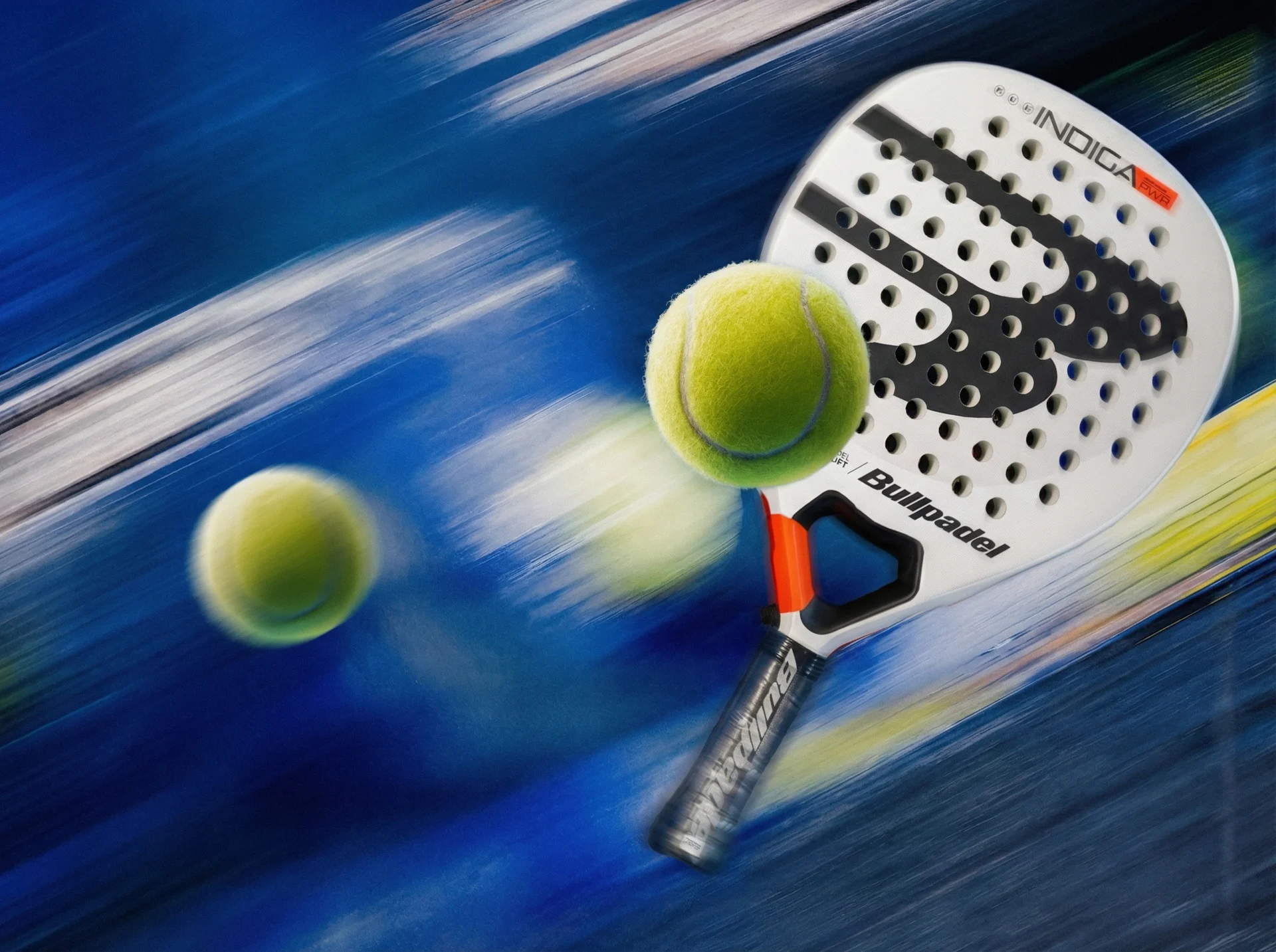 Raquettes et balle de padel en mouvement, formule Silver du club ZE PADEL