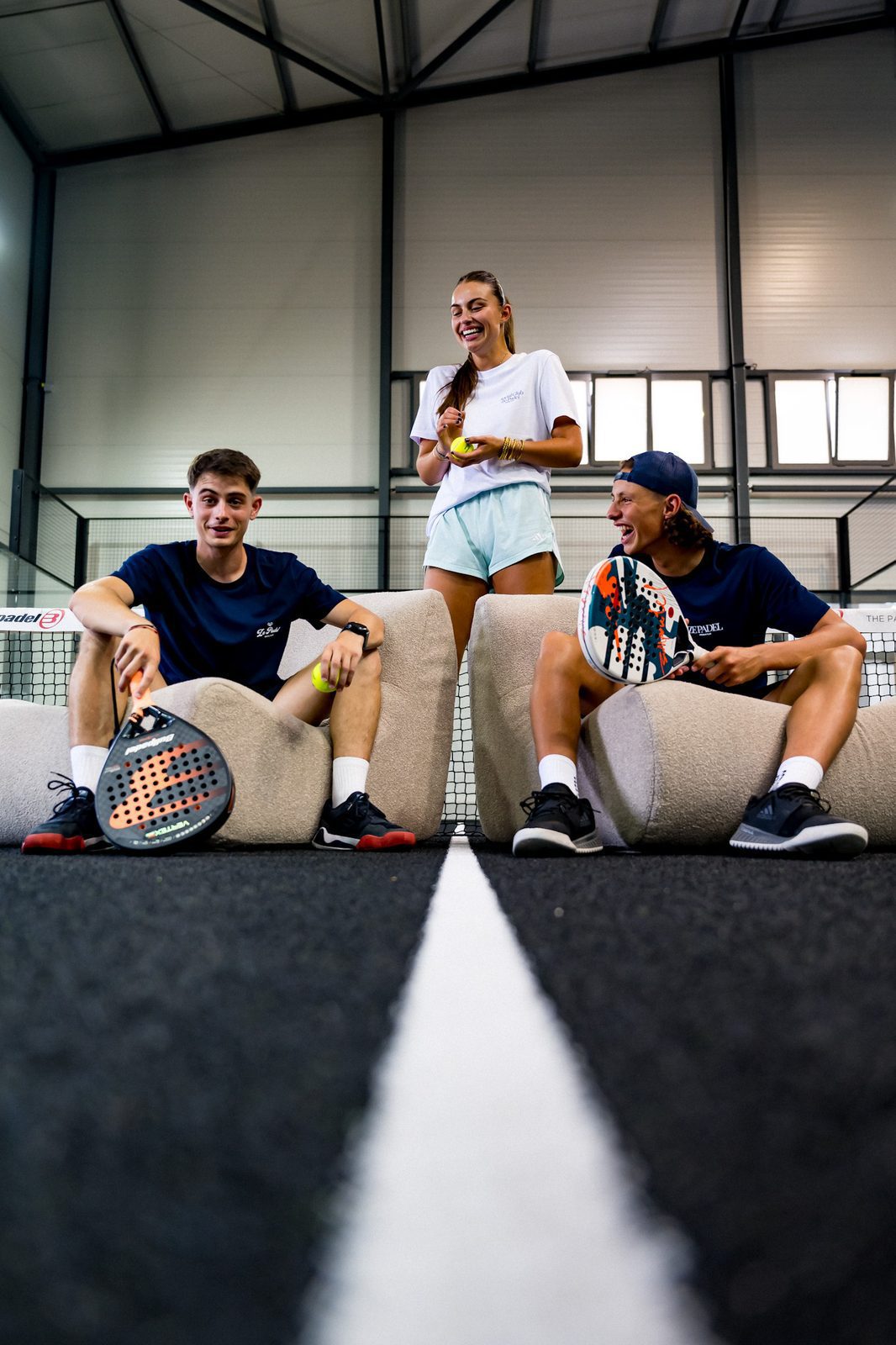 Groupe de joueurs de padel sur une piste ZE PADEL