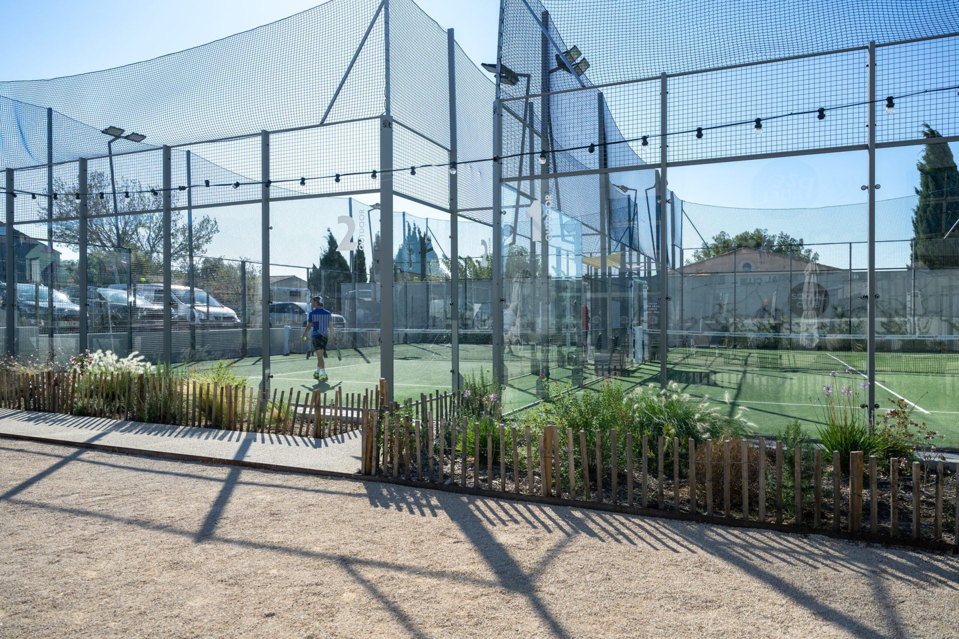 Pistes outdoor du complexe ZE PADEL bordées de haies