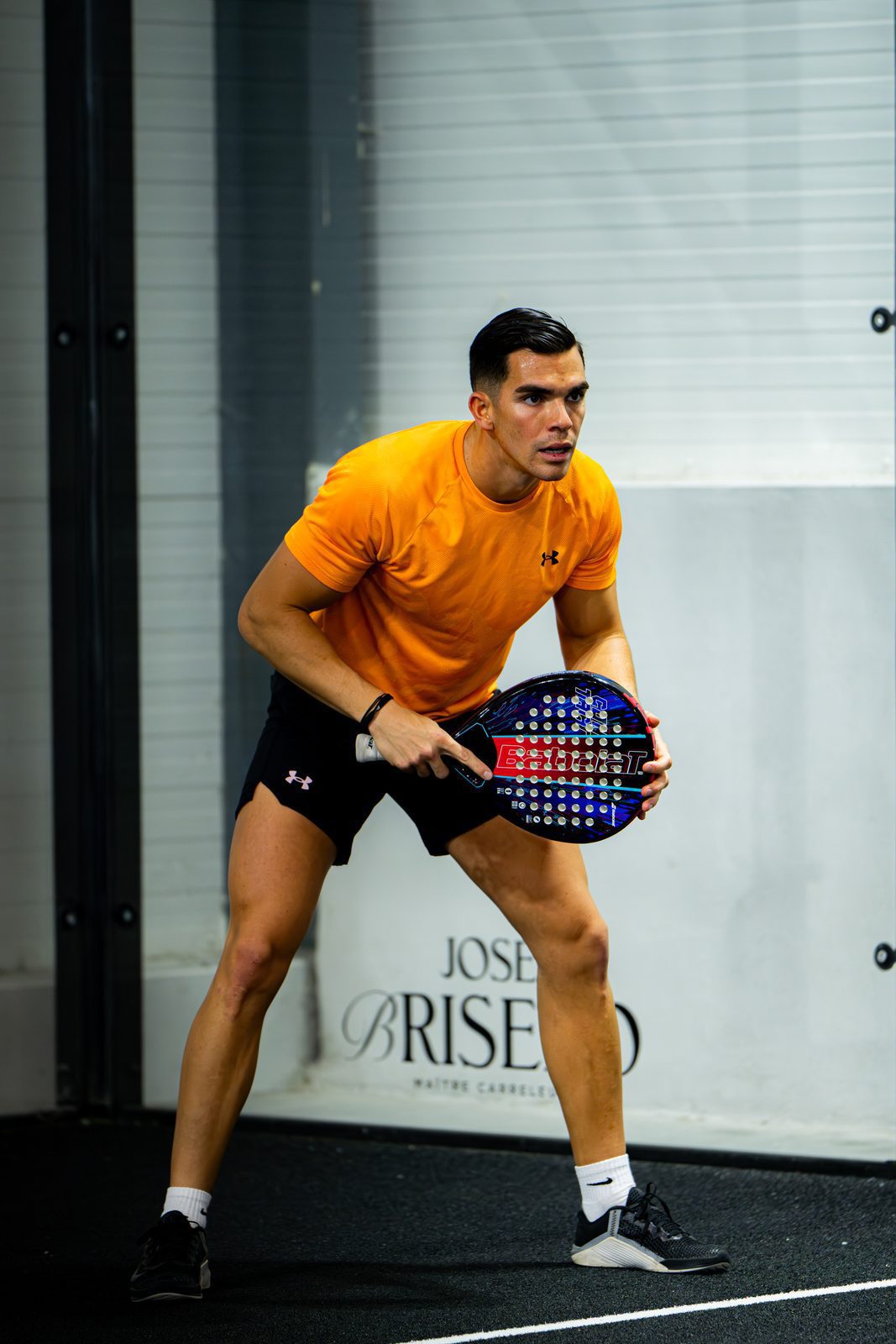 Joueur en tournoi sur une piste indoor ZE PADEL