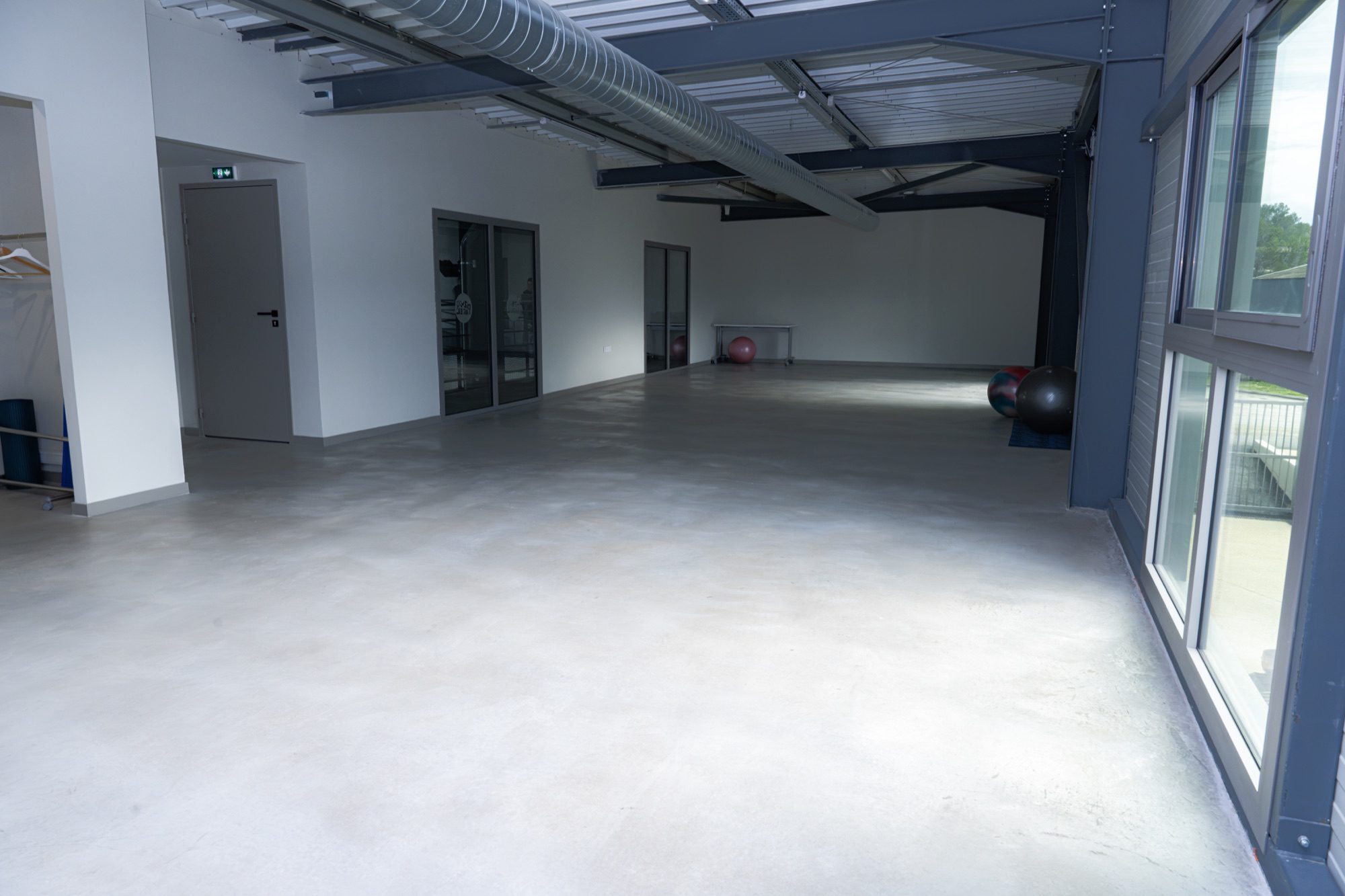 La salle Bandeja de ZE PADEL Boulbon, espace fitness de 100 m²