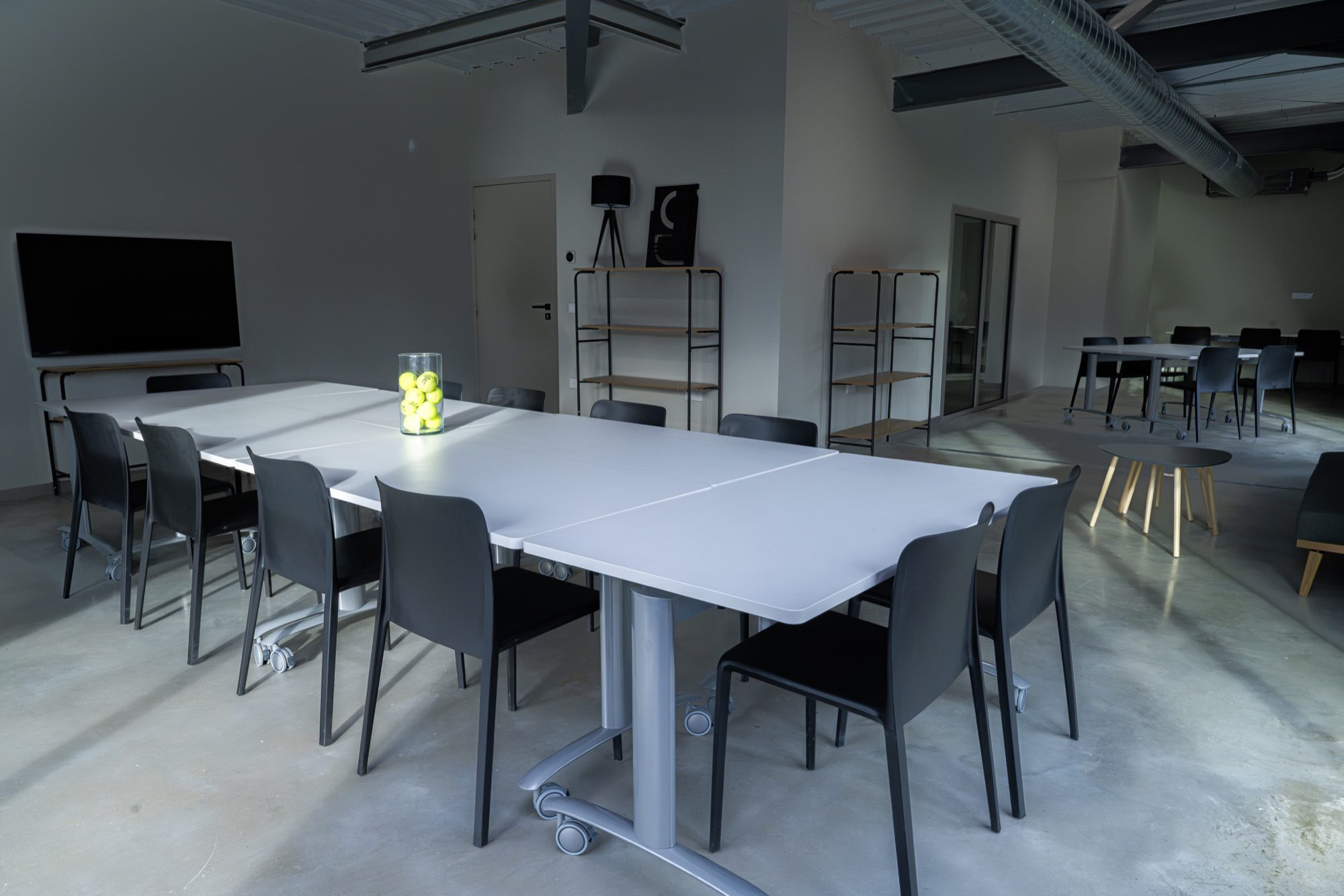 La salle Vibora de ZE PADEL Boulbon, espace coworking et séminaire modulable