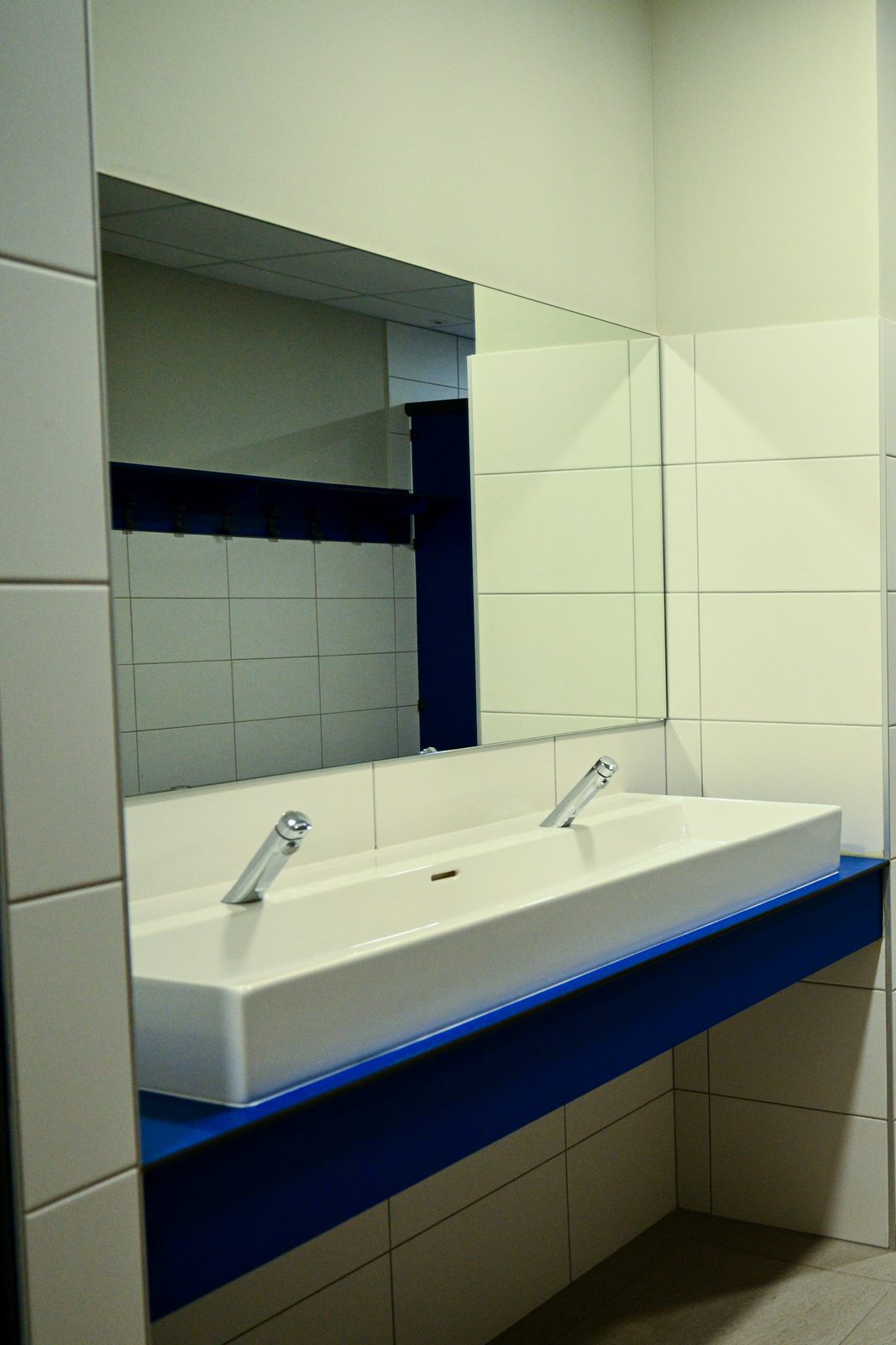 Lavabos et cabines des vestiaires du complexe ZE PADEL à Boulbon